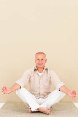 gülümseyen kıdemli adamı rahat iş yoga meditasyon