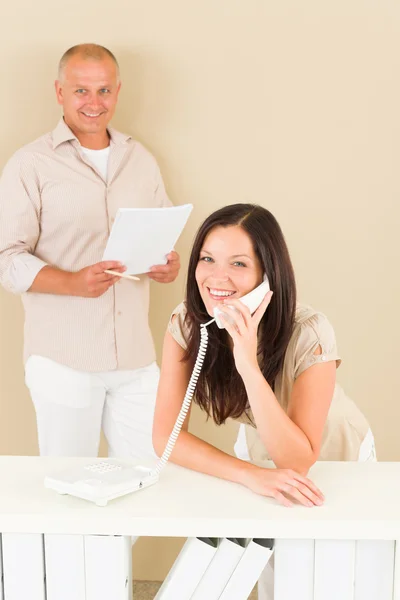 Casual affärskvinna ringer telefonen man kollega — Stockfoto