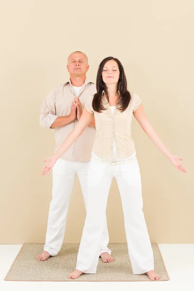 Negócios casuais ioga pose empresários de pé — Fotografia de Stock