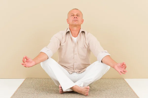 Випадковий бізнес йога старший чоловік розслабляється медитувати — стокове фото