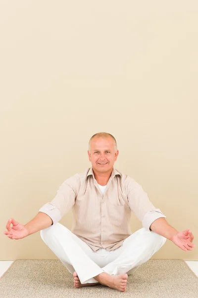 Випадкова ділова йога усміхнений старший чоловік медитує — стокове фото