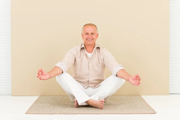 Casual yoga aziendale sorridente uomo anziano meditare — Foto Stock