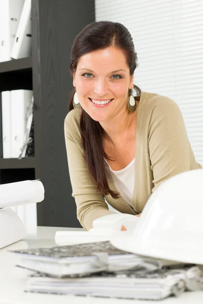 Relaxe profissional arquiteto mulher sorrindo — Fotografia de Stock