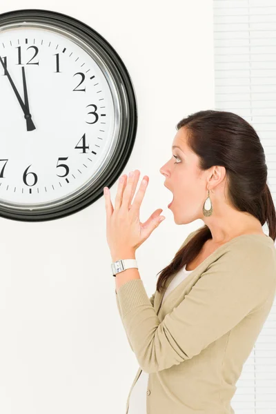 Surprised punctual businesswoman looking at clock — Stock Photo, Image