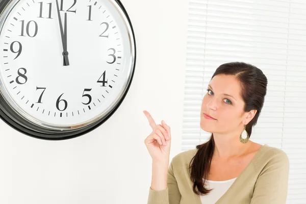 Ponctuel femme d'affaires point attrayant à l'horloge — Photo