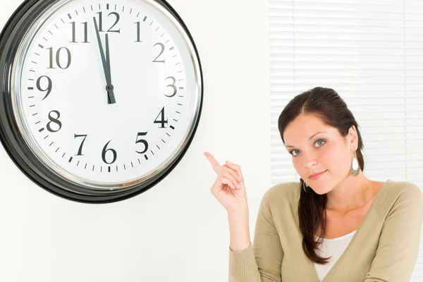 Punktliga affärskvinna attraktiva pekar på klockan — Stockfoto