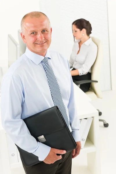 Profesionální podnikatelka hezký drží aktovku — Stock fotografie