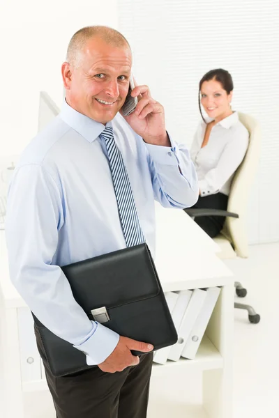 Zralé podnikatel volání drží aktovku — Stock fotografie