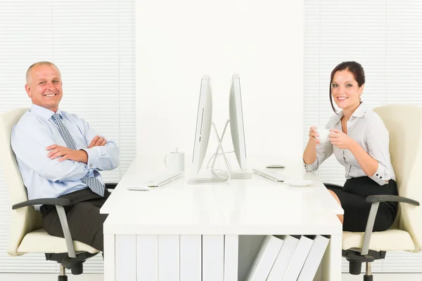 Empresários profissionais sentados no cargo — Fotografia de Stock