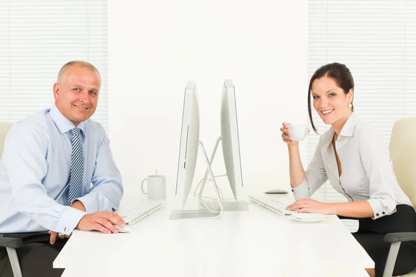 Empresários profissionais sentados no cargo — Fotografia de Stock