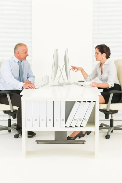 Empresarios profesionales sentados en oficina —  Fotos de Stock