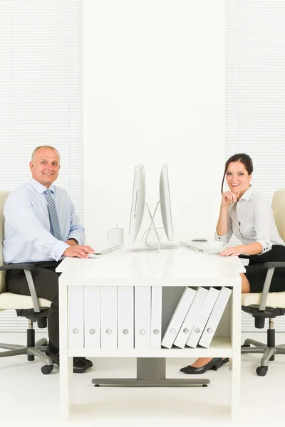 オフィスに座っているプロのビジネスマン — ストック写真