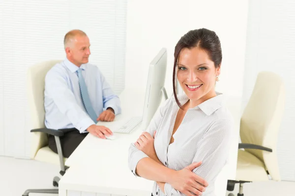 Empresária profissional atraente sorrindo no escritório — Fotografia de Stock