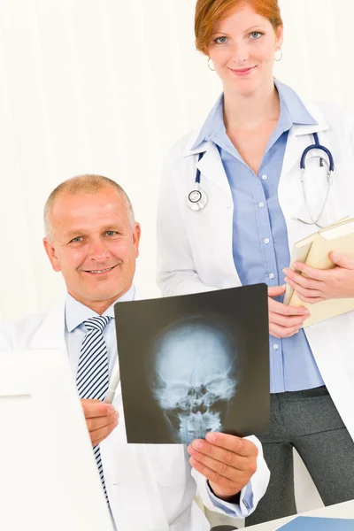 Zespół lekarz medyczny mężczyzna trzymać głowę x-ray — Zdjęcie stockowe