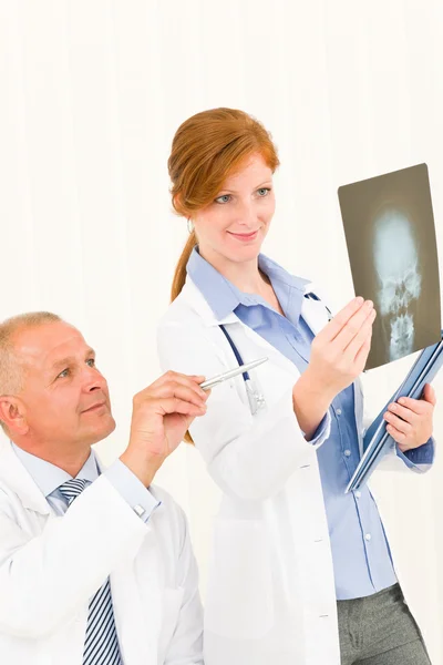 L'équipe médicale du médecin examine la radiographie de la tête — Photo