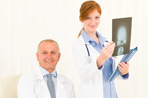 Médico médico equipe macho segurar cabeça raio-x — Fotografia de Stock