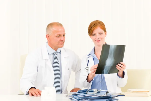Médico equipe médica masculina olhar para raio-x — Fotografia de Stock