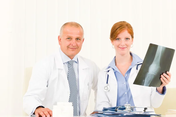 Läkare team manliga håller röntgen — Stockfoto