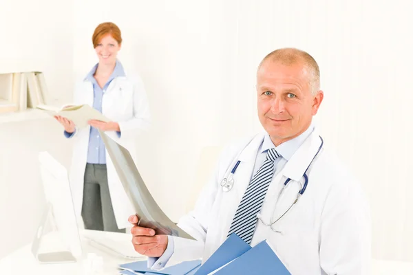 Médico equipe médica macho segurar raio-x — Fotografia de Stock