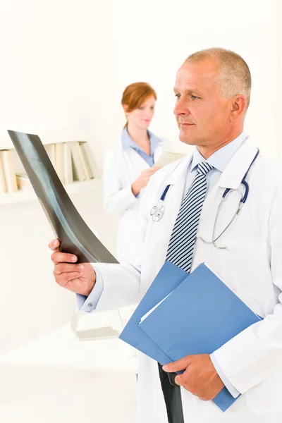 Läkare team manliga titta på röntgen — Stockfoto