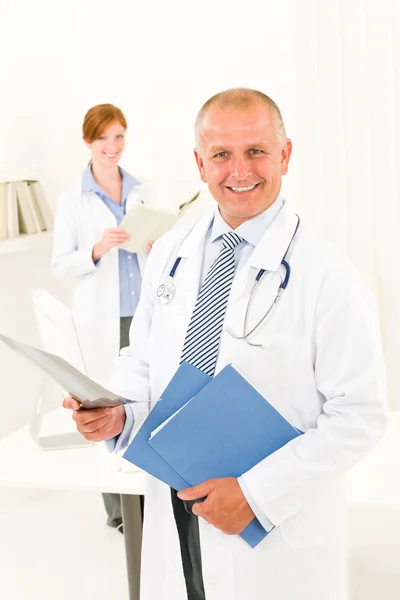 Médico equipe médica sorrindo masculino segurar raio-x — Fotografia de Stock