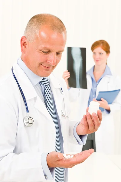 Orvos csoport vezető férfi tartsa tabletták — Stock Fotó