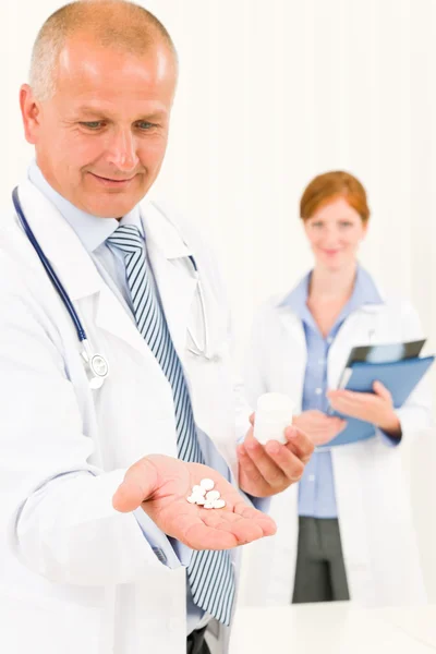 Orvos csoport vezető férfi tartsa tabletták — Stock Fotó