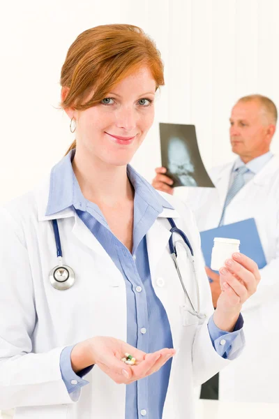 Medico team medico giovane donna tenere pillole — Foto Stock
