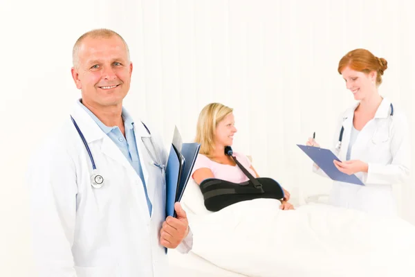 Médicos con paciente de hospital acostado en cama —  Fotos de Stock