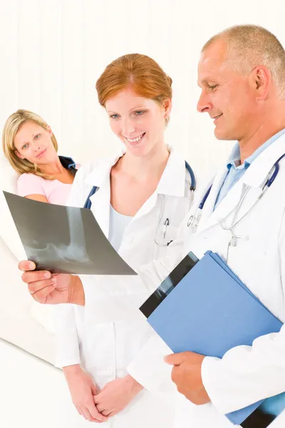 Médicos olhar raio-x paciente braço quebrado — Fotografia de Stock