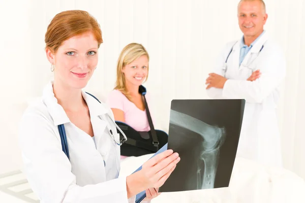 Médicos mostram o braço partido do paciente de raio-x — Fotografia de Stock
