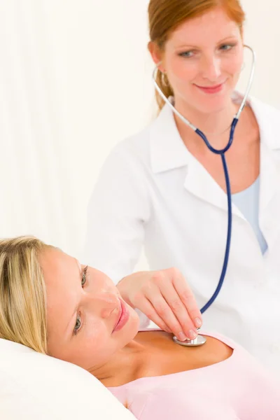 Stetoskop lekarz bada pacjenta kobieta — Zdjęcie stockowe