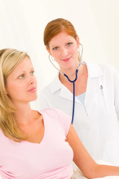 Läkare stetoskop undersöka kvinnlig patient — Stockfoto
