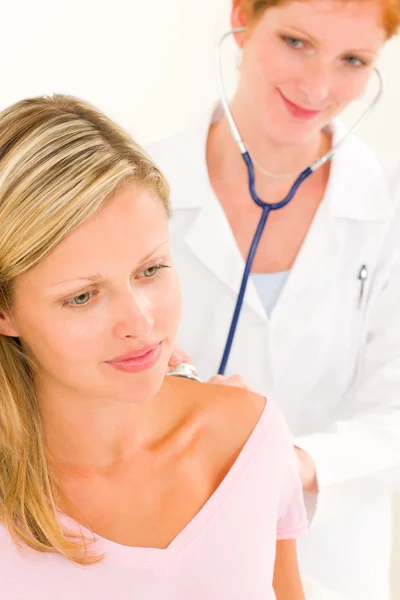 Läkare stetoskop undersöka kvinnlig patient — Stockfoto