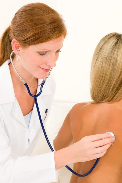Lékaře stetoskop zkoumat pacienta žena — Stock fotografie