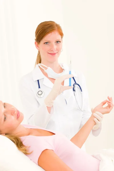 医師は女性患者に注入を適用します。 — ストック写真