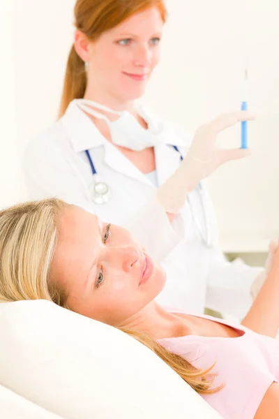 Injectie van de toepassing van de arts op vrouw patiënt — Stockfoto