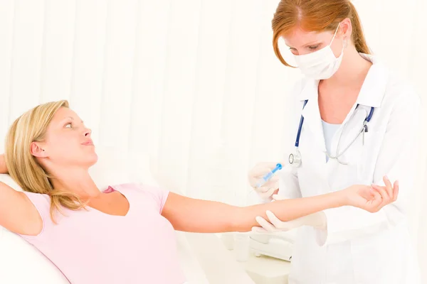 Lékař aplikovat injekce žena pacientovi — Stock fotografie