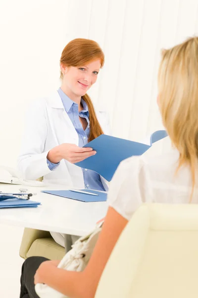 Consulta médica feminina com paciente no consultório — Fotografia de Stock