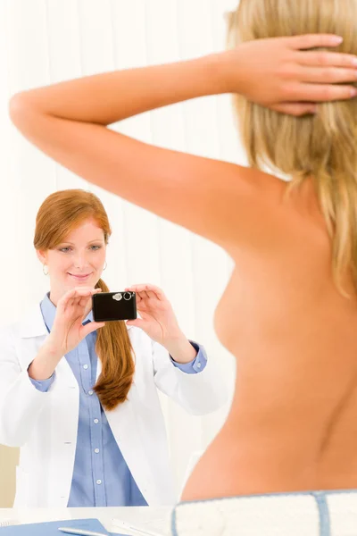 Chirurgia plastyczna kobiece kobieta lekarz strzelać pacjenta piersi — Zdjęcie stockowe