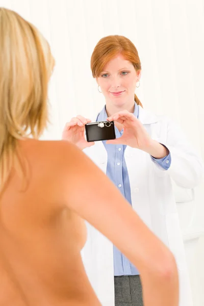 Plastic surgery female doctor shoot patient breast — Stock Photo, Image