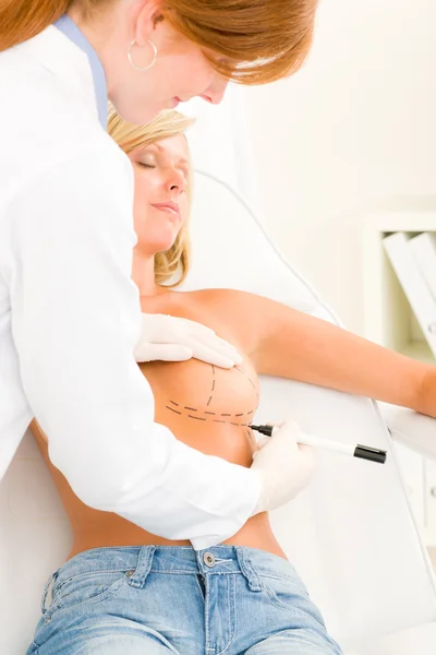 Lekarz Chirurgia plastyczna rysowania linii pacjenta piersi — Zdjęcie stockowe