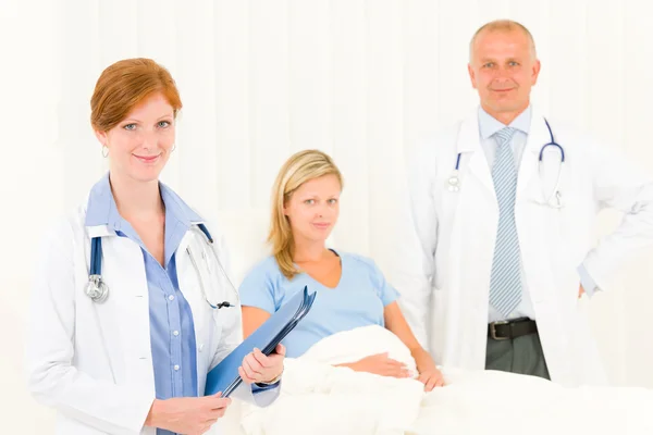 Läkare med patienten liggande sjukhussäng Stockbild