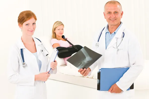 Les médecins regardent les rayons X patient bras cassé Photos De Stock Libres De Droits