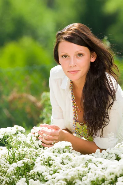 Jardim de verão bela mulher cuidar flores brancas — Fotografia de Stock