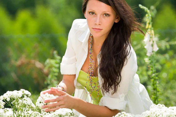Літній сад красива жінка доглядає за білими квітами — стокове фото