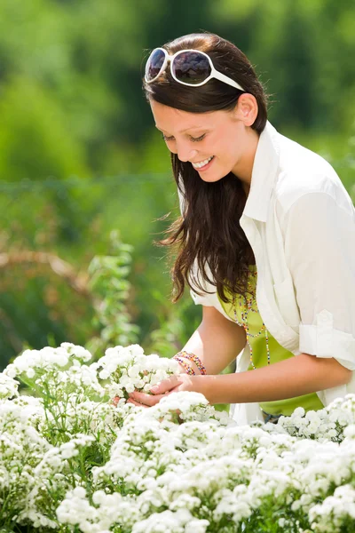 Nyári kert gyönyörű nőt gondossággal fehér virágok — Stock Fotó