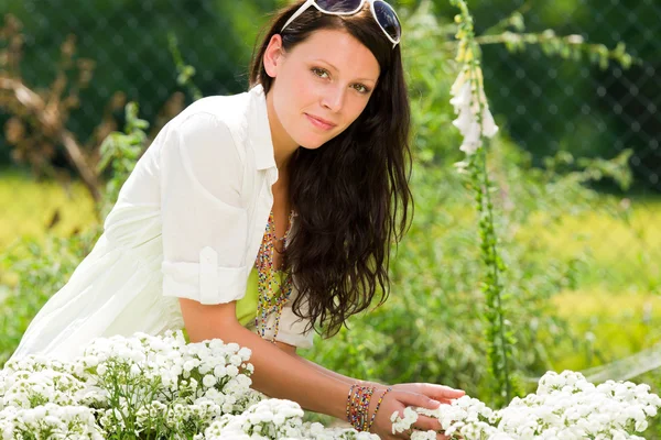 Estate giardino bella donna cura fiori bianchi — Foto Stock