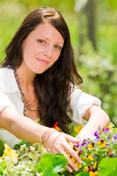 여름 정원 아름 다운 여자 꽃 미소 — 스톡 사진