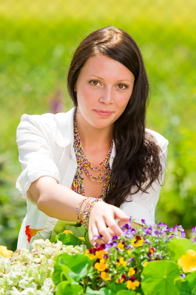 Letní zahrada krásná žena s úsměvem květ — Stock fotografie